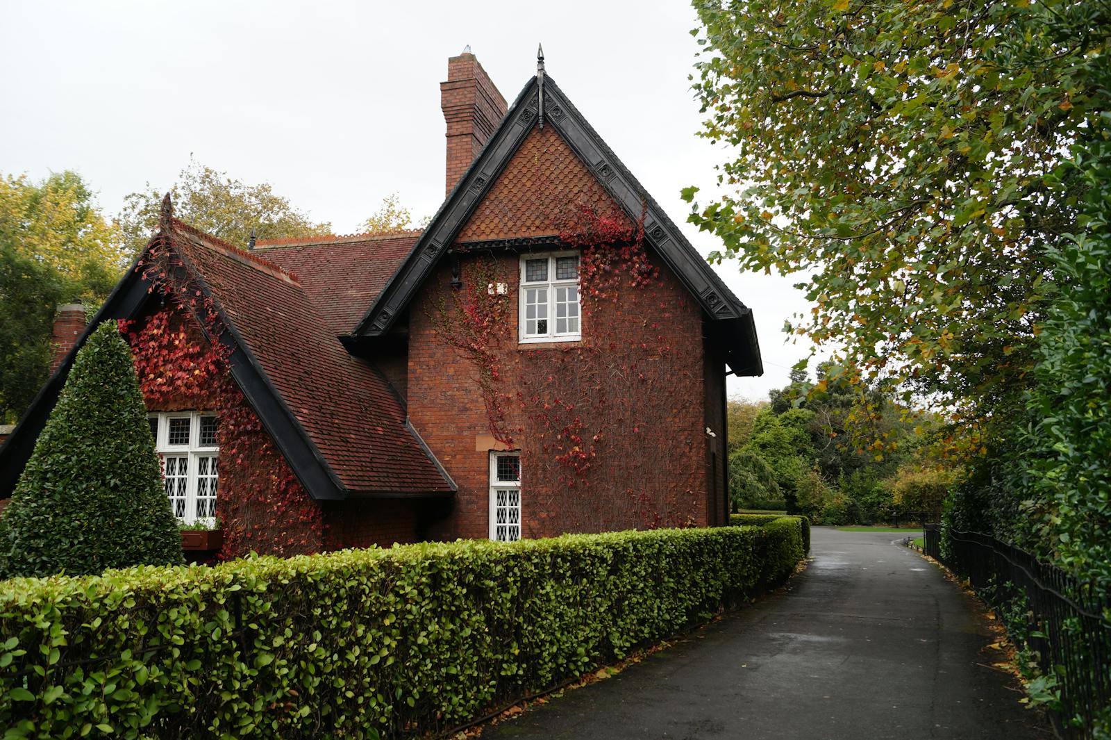How Can I Advertise My House Without Paying Fees?
