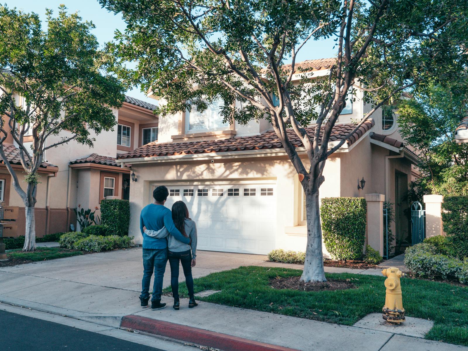 When Do Free Listings Work Better Than Paid Ones?